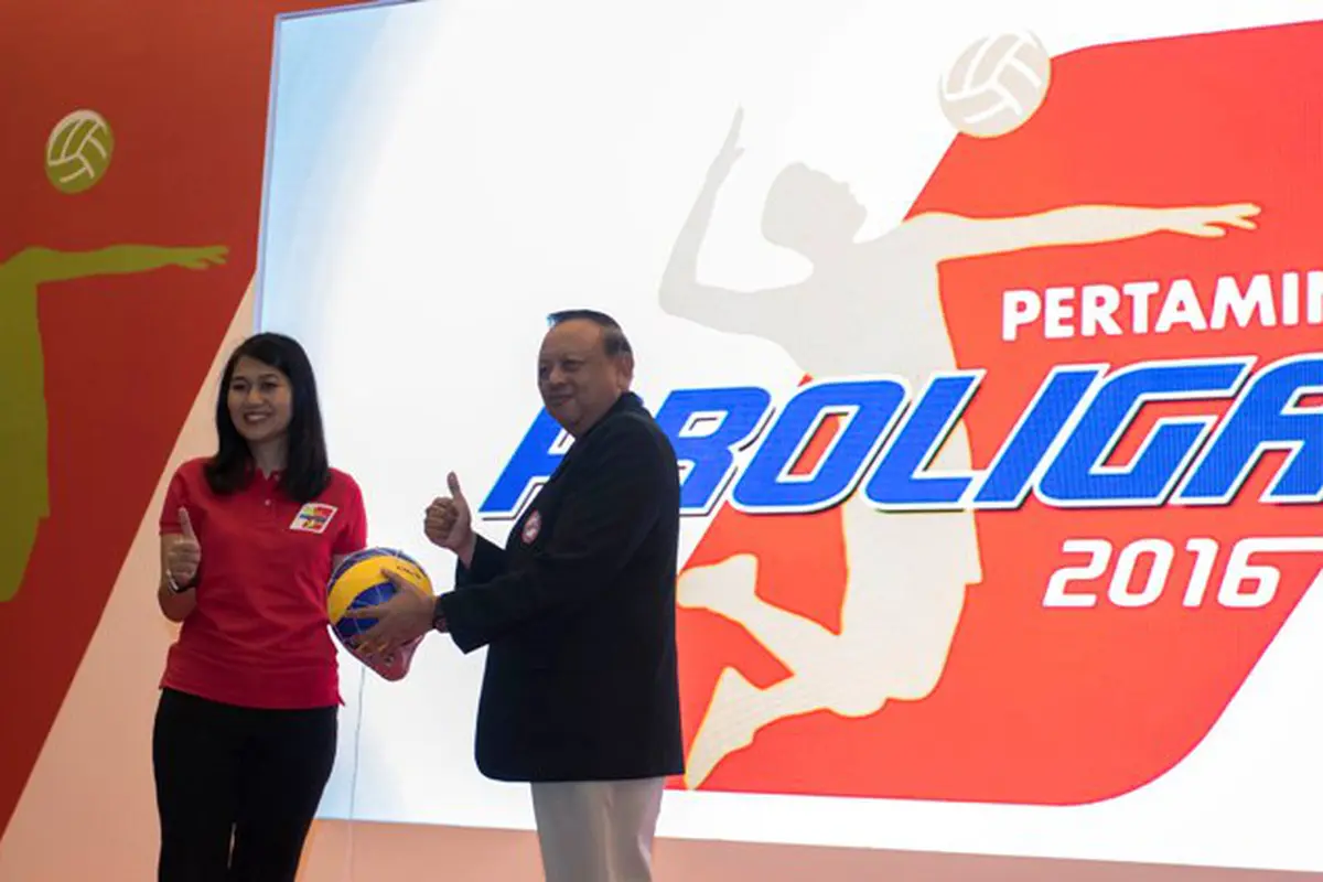 Vice President Corporate Communication Pertamina, Wianda Pusponegoro (kiri), dan Wakil Ketua Umum PP PBVSI, Djoko Sardono