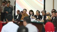 Tim kuasa hukum Basuki Tjahaja Purnama (Ahok) memberikan pertanyaan dalam sidang lanjutan di Auditorium Kementerian Pertanian, Jakarta, Selasa (24/1). Ini merupakan sidang ketujuh perkara penistaan agama oleh Ahok. (Liputan6.com/Pool/Faizal Fanani)