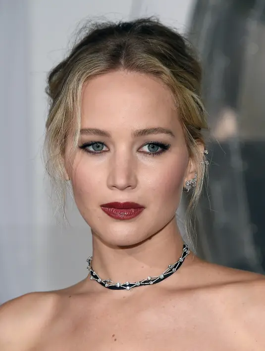 Ekspresi Jennifer Lawrence menghadiri penayangan perdana film "Passengers" di Los Angeles, California, AS, (14/12). Film "Passengers" tersebut di sutradarai oleh Morten Tyldum asal Norwegia. (AFP Photo/Valerie Macon)