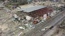 Gambar yang diambil dengan drone ini menunjukkan kerusakan akibat tornado di Selma, Alabama, Amerika Serikat, 13 Januari 2023. Gubernur Alabama dan Georgia masing-masing telah menandatangani deklarasi keadaan darurat. (DroneBase via AP)
