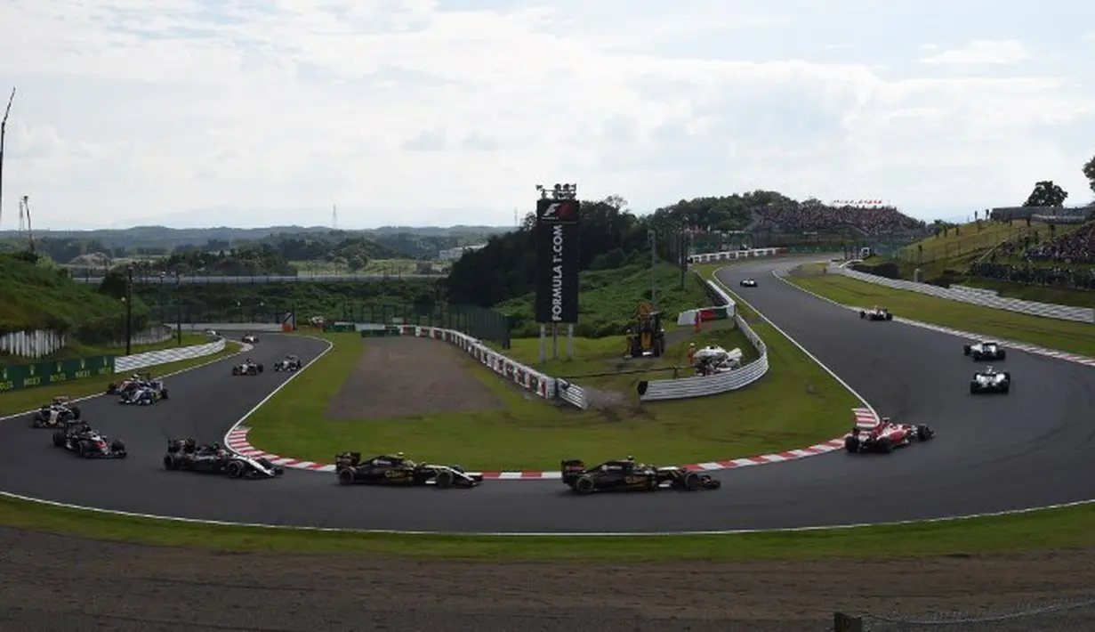 Beberapa insiden antar pebalap terjadi sejak start dalam F1 GP Jepang di Sirkuit Suzuka, Jepang, Minggu (27/9/2015). (AFP Photo/Toshifumi Kitamura)