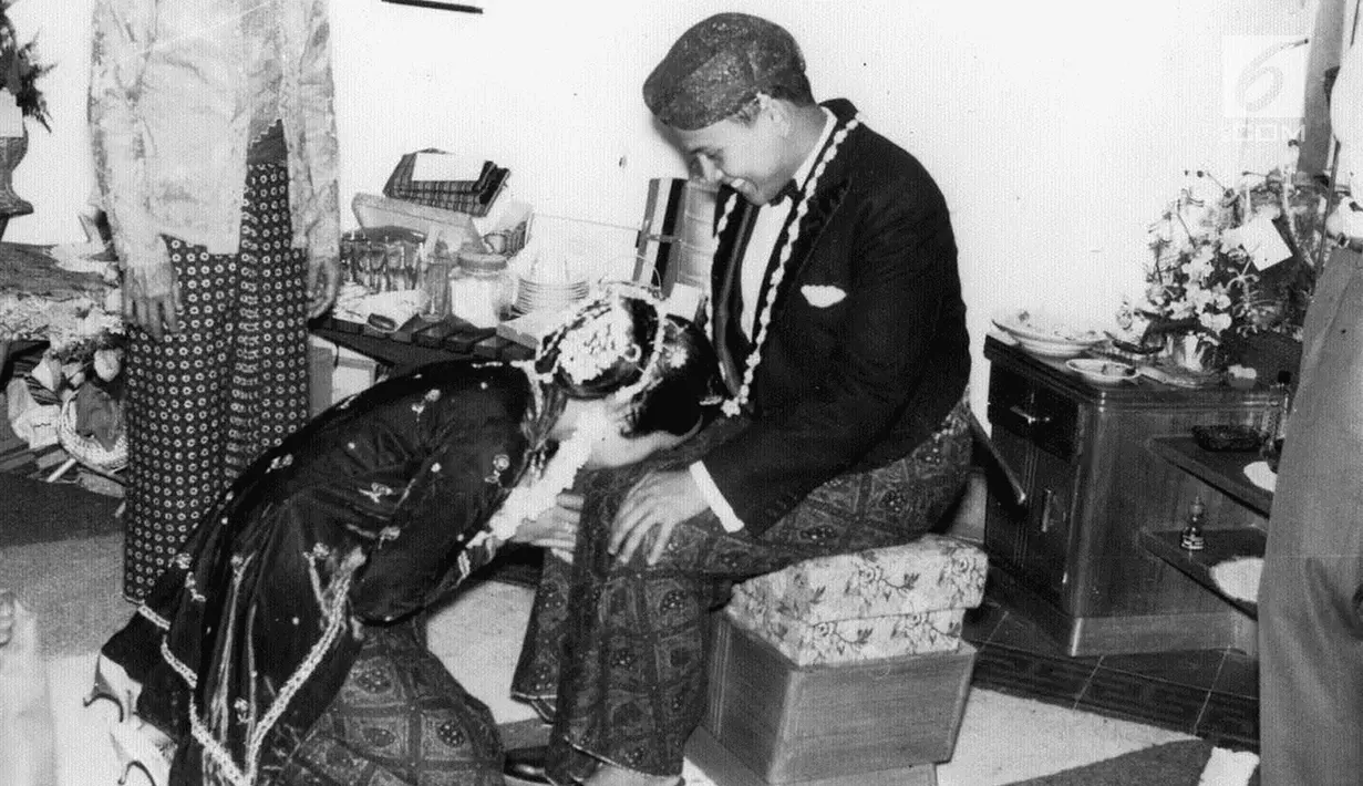 Presiden ke-3 RI BJ Habibie bersama istri Hasri Ainun Besari saat prosesi pernikahan. BJ Habibie tutup usia di 83 tahun. Sosok cendekiawan kelahiran Parepare, Sulawesi Selatan meninggal dunia di RSPAD Gatot Subroto. (Liputan6.com/The Habibie Center)