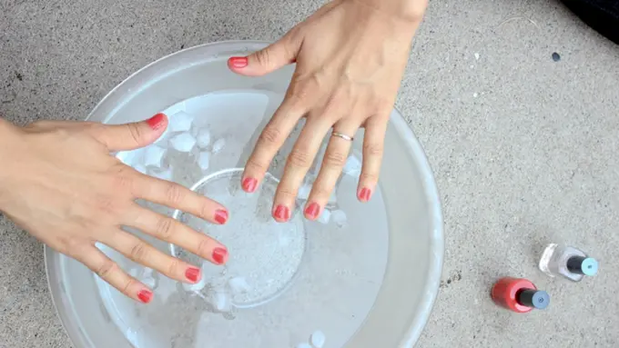 Bukan dengan Kekuatan Bulan, Ini Trik Mengeringkan Kuteks