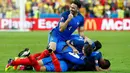 Pemain Prancis merayakan gol Dimitri Payet saat melawan Rumania di Euro 2016, Stade de France, Prancis (11/6). Prancis menang dramatis di menit-menit akhir dengan skor 2-1. (Reuters/ Christian Hartmann)