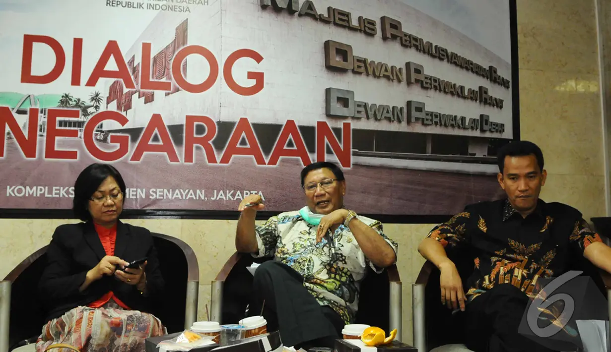 Kiri-kanan : Prof. Dr. Siti Zuhro, MA (Peneliti Pusat Penelitian Politik Lembaga Ilmu Pengetahuan Indonesia), Irjen Pol (Purn) Prof. Dr. Farouk Muhammad Syechbubakar (Wakil Ketua DPR RI) dan Refli Harun (hukum tata negara) (Liputan6.com/Andrian M Tunay)