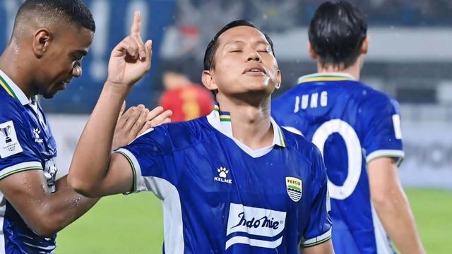 Gelandang Persib Bandung, Adam Alis.