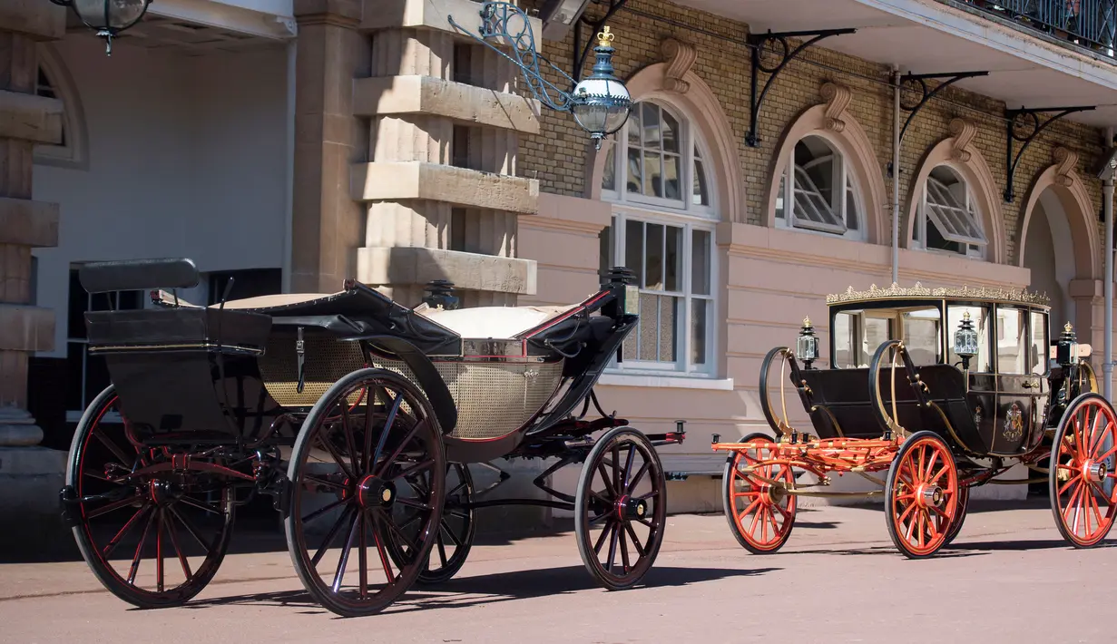 Kereta kencana Ascot Landau dengan atap terbuka yang akan digunakan Pangeran Harry dan Meghan Markle di Istana Buckingham, London, Selasa (2/5). Kereta kencana itu akan ditarik empat ekor kuda, salah satunya Windsor Grey. (Victoria Jones/Pool via AP)
