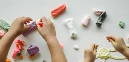 Meskipun berantakan, bermain tekstur optimalkan perkembangan saraf otak anak. [Dok/Pexels.com/Pavel Danilyuk].