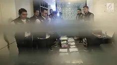Satgas Antimafia Bola Polri menunjukan barang bukti hasil penggeledahan dari kantor PSSI di Fx  Tower, Jakarta, Rabu (30/1). Dokumen-dokumen tersebut berkaitan dengan persepakbolaan dan anggaran tahun 2017 dan 2018. (Liputan6.com/Faizal Fanani)