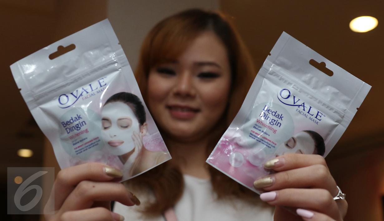 Bloggers menunjukan produk Ovale bedak dingin saat women's talk launching di beranda kitchen, Jakarta, Jumat (27/11/2015). Ovale meluncurkan produk terbaru yakni Ovale Bedak Dingin Whitening dengan Ekstrak Mutiara. (Liputan6.com/Herman Zakharia) 