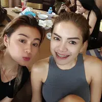 Artis yang kerap tampil seksi, Nikita Mirzani diketahui ditangkap oleh pihak berwajib terkait kasus prostitusi online. Dua hari sebelum digerebek, Nikita bersama kerabatnya ini nampak sedang berada di Bandung. (via instagram/@nikitamirzanimawardi)