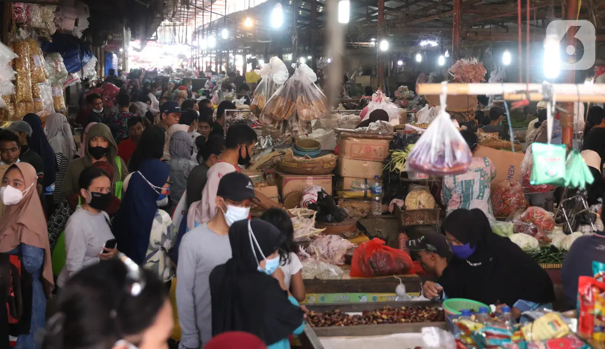 Pengunjung membeli kebutuhan makanan untuk persiapan Lebaran di pasar Kebayoran Lama, Jakarta, Selasa (11/5/2021). Warga memadati pasar tradisional demi memenuhi kebutuhan jelang Idul Fitri 1442 H. (Liputan6.com/Angga Yuniar)