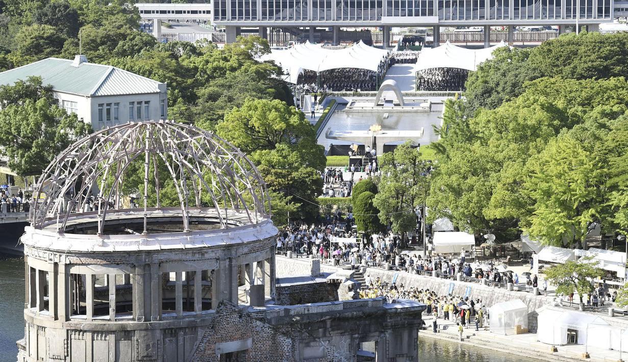 Warga Jepang berkumpul untuk memperingati 72 tahun tragedi bom Hiroshima di Peace Memorial Park di Hiroshima, Jepang (6/8). Dalam upacara peringatan tersebut turut hadir Perdana Menteri Jepang Shinzo Abe. (Shingo Nishizume/Kyodo News via AP)
