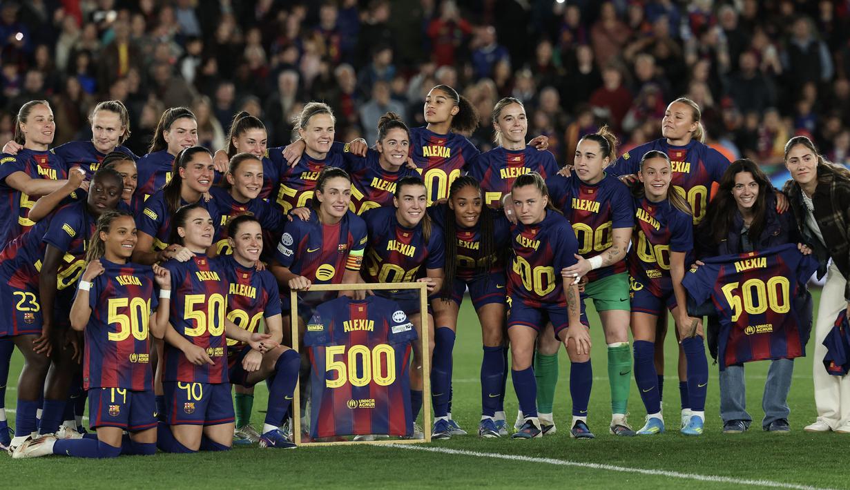 Di akhir pertandingan tersebut, Putellas mendapatkan perayaan dari rekan setimnya bersama para penonton yang memadati Camp Nou. (AFP/Lluis Gene)