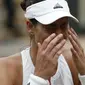 Garbine Muguruza menangis usai kalahkan Venus Williams pada final Wimbledon 2017. Muguruza menang 7-5, 6-0, Sabtu (15/7/2017). (AFP/Adrian Dennis)