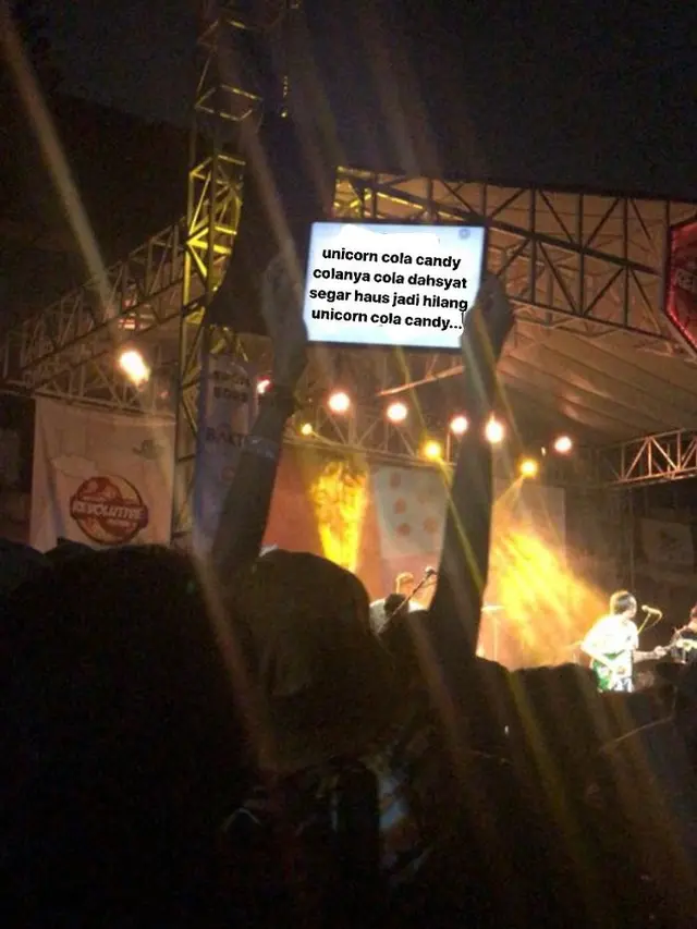 5 Tulisan Kocak yang Muncul saat Konser Ini Bikin Tepuk Jidat