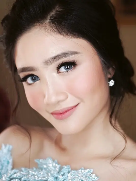 Febby Rastanty menyelesaikan kuliahnya dalam waktu 3,5 tahun dan lebih hebatnya lagi ia lulus dengan nilai cum laude. (Foto: instagram.com/febbyrastanty)