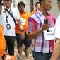 Tersangka IAW menjalani proses rekonstruksi Lapangan Tembak Senayan, Jakarta, Jumat (19/10). IAW menjalani 25 adegan rekonstruksi terkait dugaan enam peluru yang tertembak ke enam ruangan di Gedung DPR RI. (Liputan6.com/Immanuel Antonius)