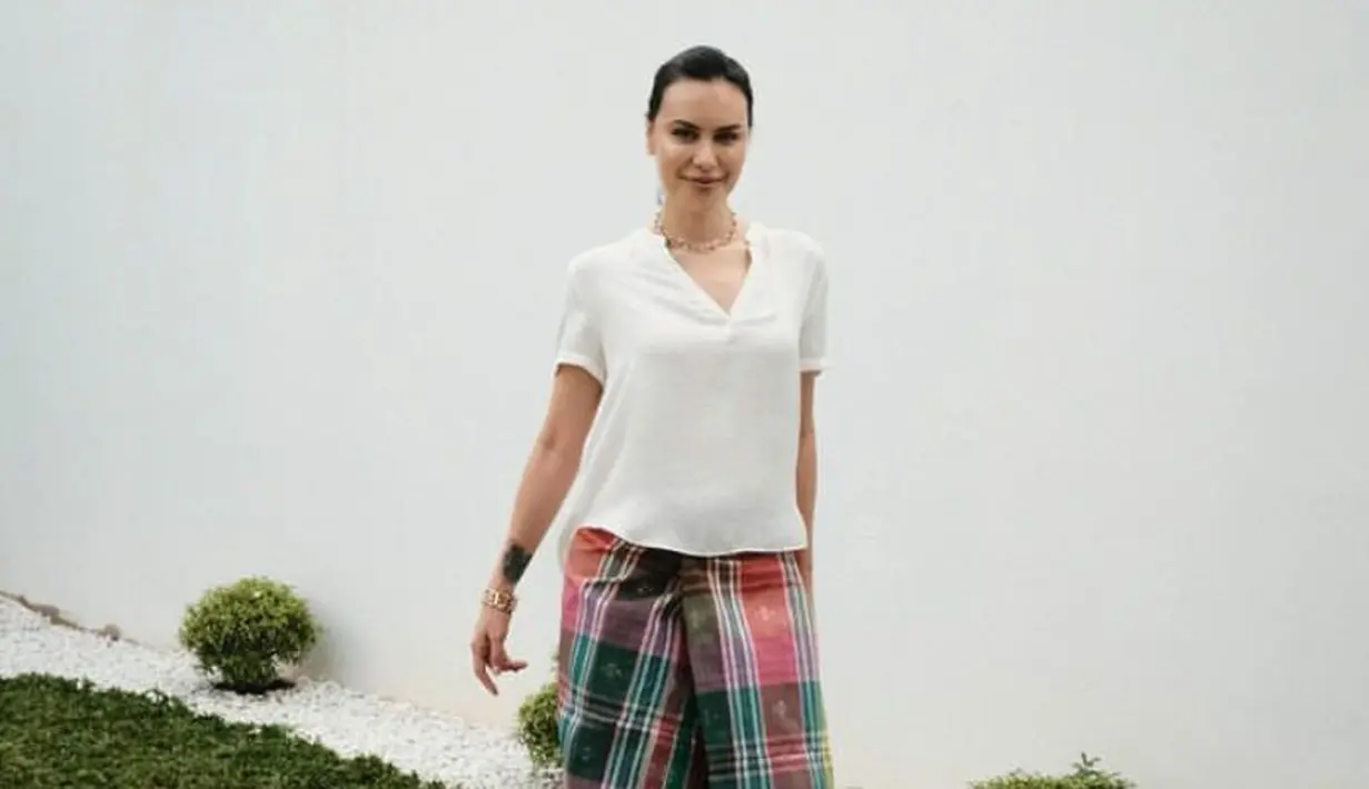 Sophia Latjuba mengenakan atasan putih kerah v neck dipadukan kain lilit model sarung warna colorful. [@sophia_latjuba88]