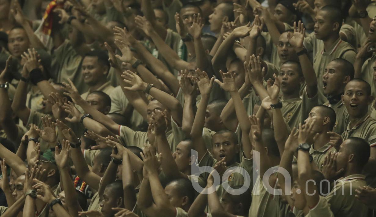 Sejumlah Suporter PS TNI yang mayoritas Tentara menyaksikan langsung laga PS TNI kontra PSM Makassar pada laga Liga 1 Indonesia di Stadion Pakansari, Bogor (15/05/2017). PS TNI menang 2-1. (Bola.com/M Iqbal Ichsan)