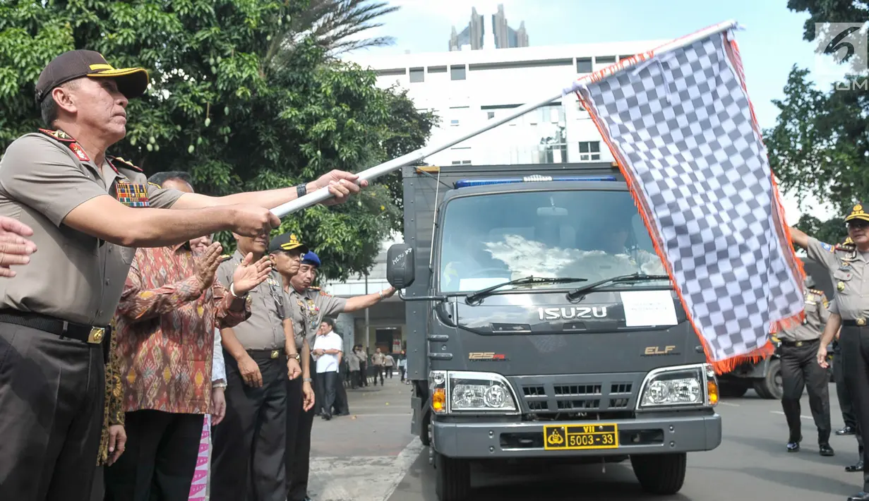 Kapolda Metro Jaya Irjen Pol Mochamad Iriawan melepas truk sembako Gerakan Stabilitas Pangan di halaman Polda Metro Jaya, Kamis (8/6). Program ini diluncurkan untuk menjaga stabilitas harga sembako menjelang Idul Fitri. (Liputan6.com/Yoppy Renato)