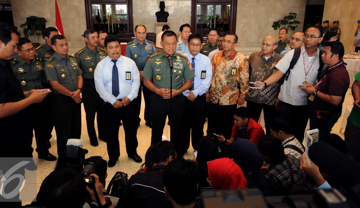 Panglima TNI, Jenderal TNI Gatot Nurmantyo (tengah) memberikan keterangan usai mengisi SPT Tahunan secara online di Mabes TNI, Jakarta, Rabu (30/3/2016). Sebelumnya Panglima TNI mengisi SPT Tahunan menggunakan E Filling. (Liputan6.com/Helmi Fithriansyah)