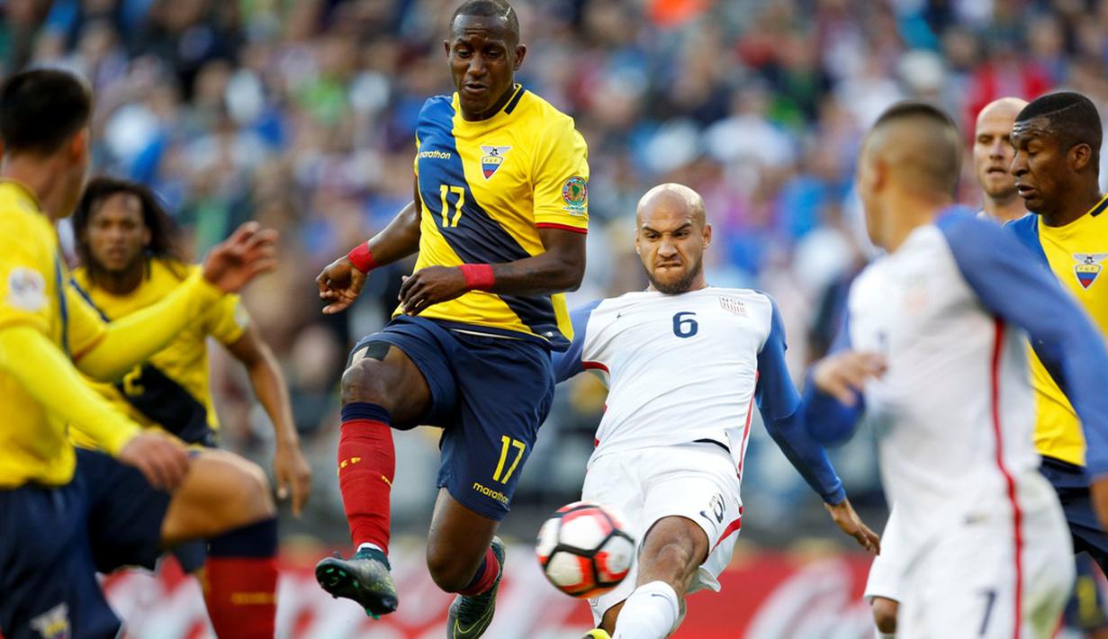 Perebutan bola antara pemain Amerika Serikat dan Ekuador pada perempat final Copa America Centenario 2016, di Century Link Field, Seattle, Jumat (16/6/2016). (Reuters/Jennifer Buchanan-USA TODAY Sports)