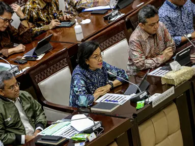 Menteri Keuangan Sri Mulyani berbicara dalam rapat kerja bersama Komisi XI DPR di Kompleks Parlemen, Senayan, Jakarta, Selasa (11/4/2023). Rapat tersebut membahas mengenai Dana Bagi Hasil (DBH). (Liputan6.com/Faizal Fanani)
