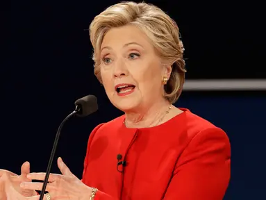 Capres dari Partai Demokrat, Hillary Clinton menjawab pertanyaan saat debat dengan capres dari Partai Republik Donald Trump pada debat pertama pemilu Amerika Serikat di Hofstra University, Hempstead, New York, Senin (26/09). (AP Photo/David Goldman)