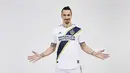 Penyerang baru LA Galaxy, Zlatan Ibrahimovic berpose dalam seragam klub barunya saat pemotretan pada 23 Maret 2018. Ibrahimovic dikabarkan mengikat kontrak pada klub tersebut selama dua tahun. (Jon Shard/LA Galaxy via AP)