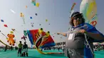 Seorang peserta dari Australia menerbangkan layang-layang saat festival layang-layang internasional di Ahmadabad, India (7/1). Dalam festival ini layang-layang dari berbagai negara menghiasi langit Ahmadabad, India. (AP Photo/Ajit Solanki)