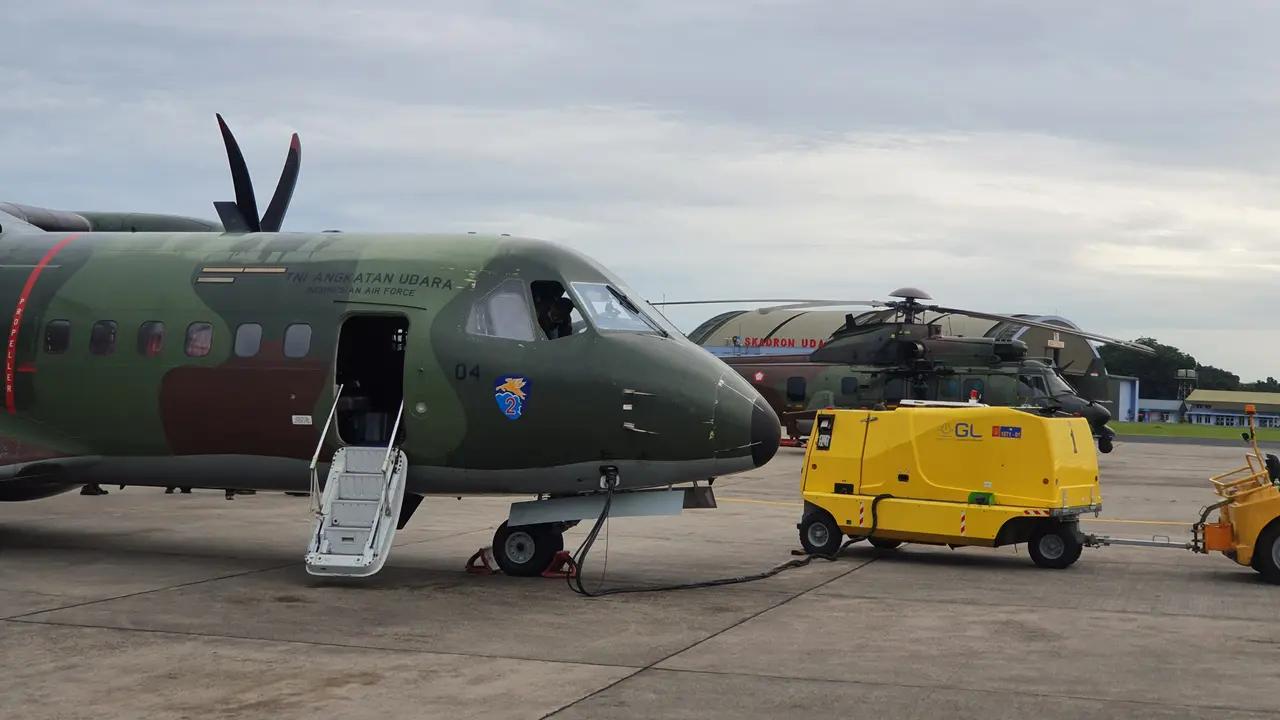 TNI AU terjunkan pesawat fix wing dan 2 heli bantu cari pesawat Sriwijaya Air SJ182