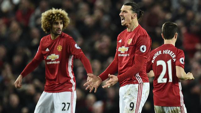 Striker Manchester United, Zlatan Ibrahimovic, merayakan gol yang dicetaknya ke gawang Liverpool pada laga Liga Inggris di Stadion Old Trafford, Inggris, Minggu (15/1/2017). Kedua tim bermain imbang 1-1. (AFP/Oli Scarff)