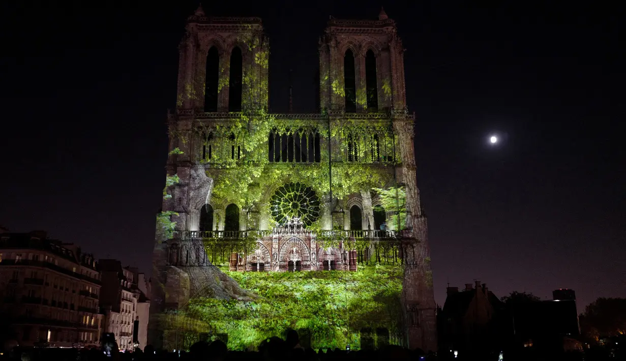 Gambar pada 20 Oktober 2018 menunjukkan Gereja Katedral Notre Dame selama pertunjukan cahaya berjudul "Dame de Coeur" di Paris, Prancis. Pertunjukan cahaya tersebut bagian dari perayaan seratus tahun Perang Dunia I. (Photo by Ludovic MARIN/AFP)