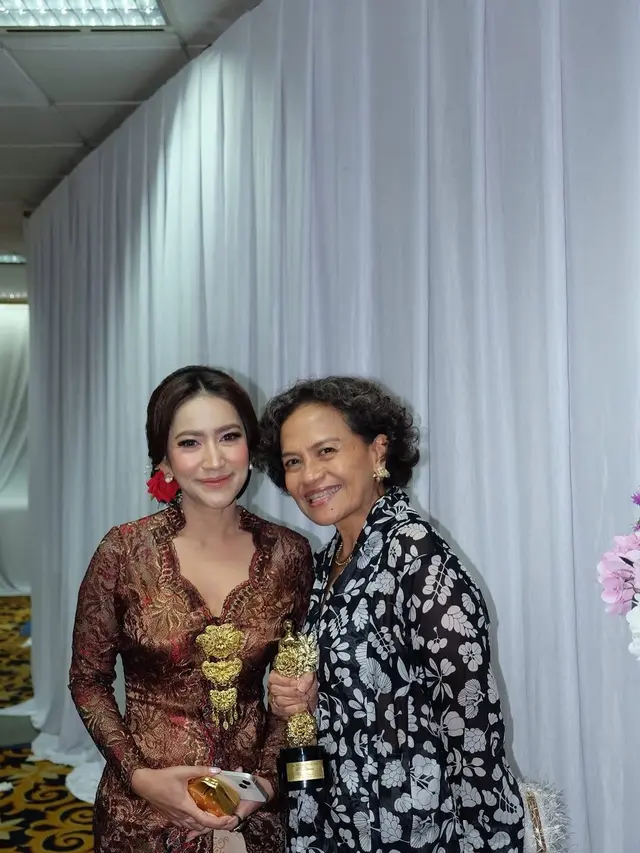 6 Detail Penampilan Risma Nilawati di RA Kartini Award, Kebaya Modern Memukau