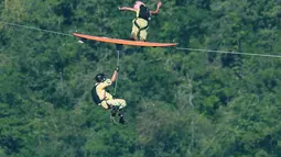 Pecinta olahraga ekstreem melompat dari papan selancar saat mencoba Flying Frenchies di pegunungan Vercors, Perancis, Rabu (9/11). (REUTERS/ redbullcontentpool)