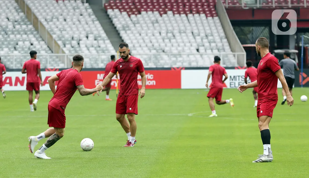 Tiga pemain naturalisasi Timnas Indonesia, salah satunya Jordi Amat (tengah) saat latihan resmi turnamen Piala AFF di Stadion Utama Gelora Bung Karno, Jakarta, Kamis (22/12/2022). Timnas Indonesia akan berjuang pada turnamen Piala AFF 2022. Timnas Indonesia tergabung di grup A bersama Kamboja, Brunei Darussalam, Filipina, dan Thailand. (Liputan6.com/Helmi Fithriansyah)