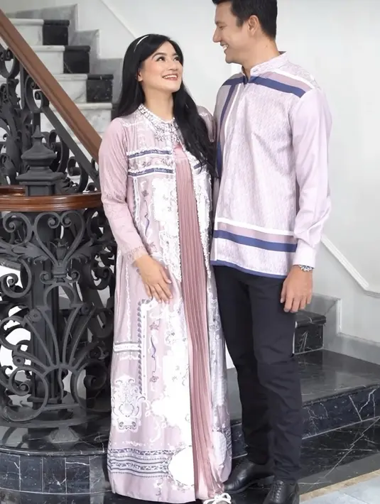Titi Kamal juga tampil mengenakan dress pink bermotif, memiliki detail plisket pada bagian depan Credit: Instagram  (@titi_kamall)