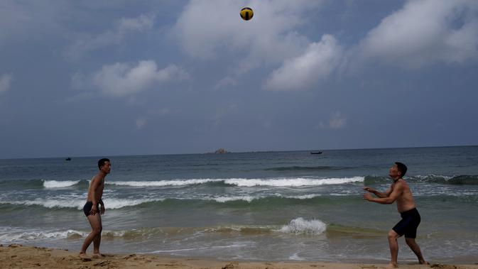 Dua orang bermain bola voli di pantai Sijung Ho di Korea Utara (14/7/2019). Pantai Sijung Ho merupakan tujuan wisata populer bagi penduduk lokal dan asing. (AP Photo/Vincent Yu)