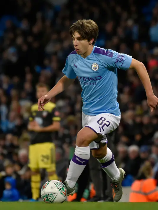 Gelandang Manchester City, Adrian Bemabe mengontrol bola saat melawan Southampton pada babak ketiga  Carabao Cup 2019/2020 di Stadion Etihad, Selasa (29/10/2019). Manchester City melaju mulus ke perempat final setelah menang 3-1 atas Southampton. (AP/Rui Vieira)