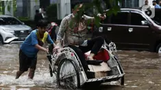 Warga menggunakan jasa becak untuk menembus sebagian Jalan Bungur Besar Raya yang tergenang air, Jakarta, Selasa (18/1/2022). Genangan air membuat arus lalu lintas di sekitar depan PN Jakarta Pusat menjadi terganggu dan tersendat. (Liputan6.com/Helmi Fithriansyah)