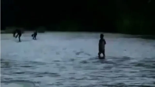 VIDEO: Jembatan Ambruk, Siswa Mamuju Harus Berenang Untuk ke Sekolah