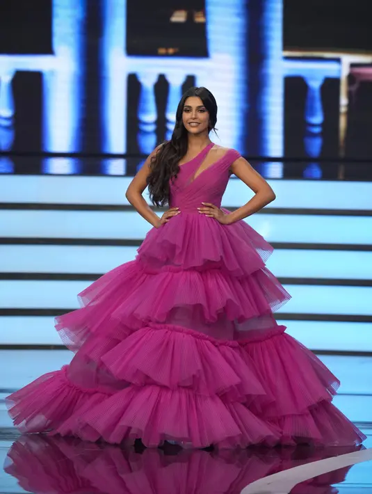 <p>Miss Lebanon Yasmina Zaitoun yang baru dinobatkan berpose selama kontes Miss Lebanon 2022 di Beirut, Minggu (24/7/2022). Kontes kecantikan itu diadakan di Beirut setelah absen selama tiga tahun akibat dibatalkan karena krisis ekonomi negara itu dan pandemi virus corona. (AP Photo/Bilal Hussein)</p>