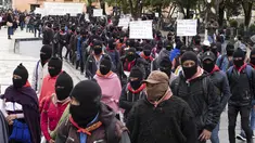 Anggota Tentara Pembebasan Nasional Zapatista (EZLN) berbaris selama protes terhadap kapitalisme dan invasi Rusia di Ukraina, di San Cristobal de las Casas, negara bagian Chiapas, Meksiko (13/3/2022). Zapatista menuntut penghentian perang dan berakhirnya kapitalisme. (AP Photo/Isabel Mateos)