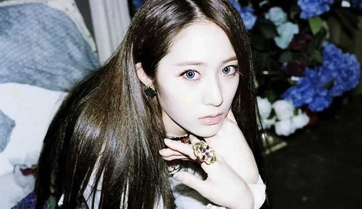 SM Entertainment juga mengungkapkan jika Krystal mendapatkan penghargaan dari Yayasan Persahabatan dari Tiongkok karena sudah mendonasikan bakatnya kepada anak-anak di Negeri Tirai Bambu itu. (Foto: soompi.com)