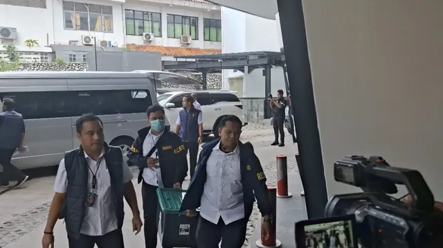 Polisi Angkut Barang Bukti Kasus Febrie Adriansyah ke Kejagung