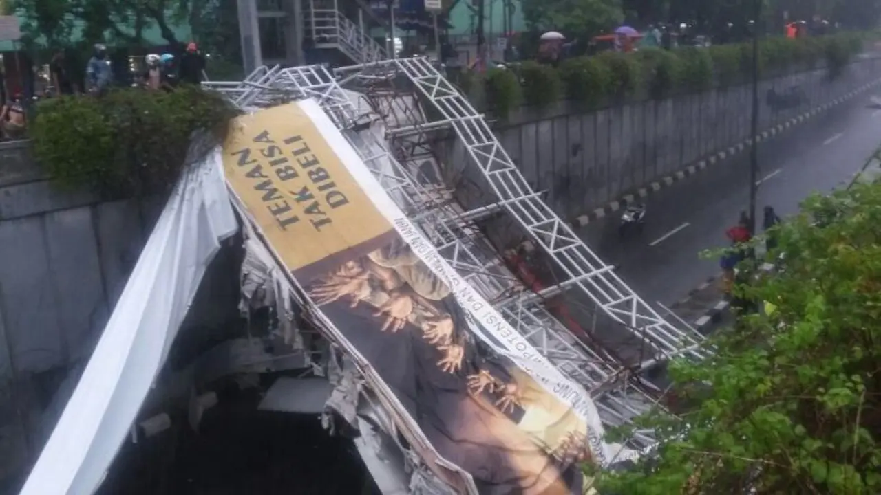 [Bintang] 8 Potret Tragedi Ambruknya JPO Pasar Minggu