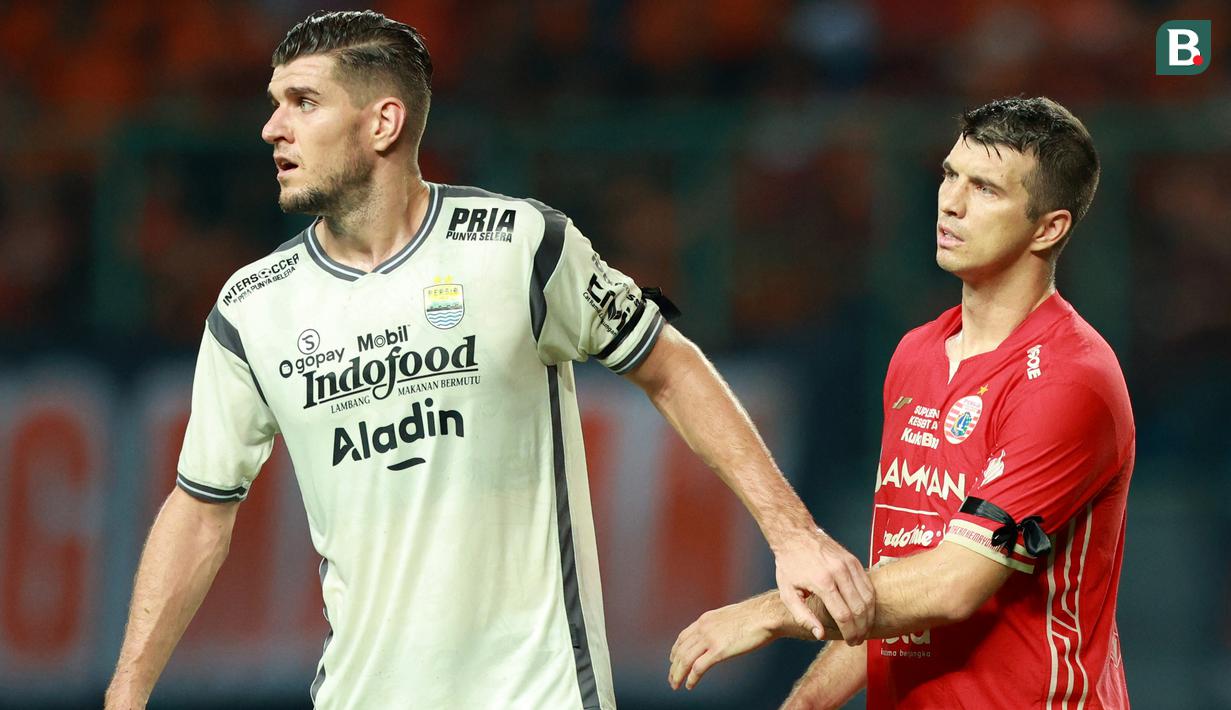 Pemain Persib Bandung, Nick Kuipers (kiri), menjaga pemain Persija Jakarta, Ondrej Kurdela, dalam dalam laga tunda pekan ke-28 BRI Liga 1 2022/2023 yang berlangsung di Stadion Patriot Candrabhaga, Jumat (31/3/2023). (Bola.com/M Iqbal Ichsan)