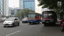 Bus Metromini melintas di Jalan Jenderal Sudirman, Jakarta, Rabu (4/7). Larangan bagi Kopaja dan Metromini melintasi jalan protokol selama Asian Games untuk mengurangi kemacetan dan polusi di jalan protokol. (Liputan6.com/Arya Manggala)
