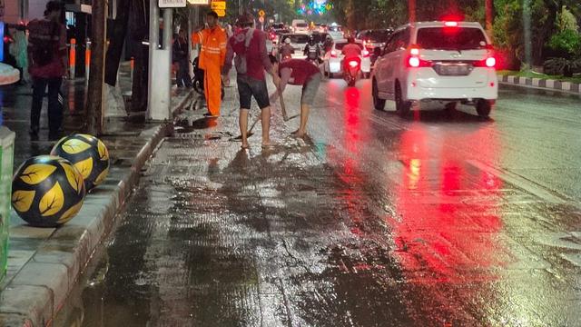 Petugas Bantu Bersihkan Saluran di Kota Surabaya